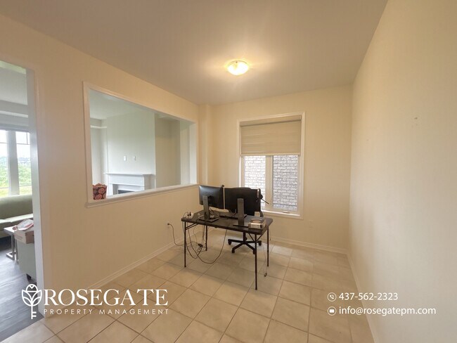 Photo du bâtiment - Spacious 3-Bedroom Detached Home with Garage & Backyard – Hamilton
