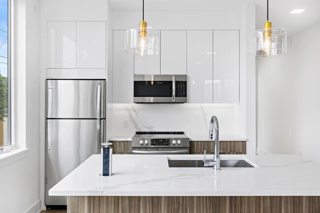 Building Photo - 148-150 70th St-