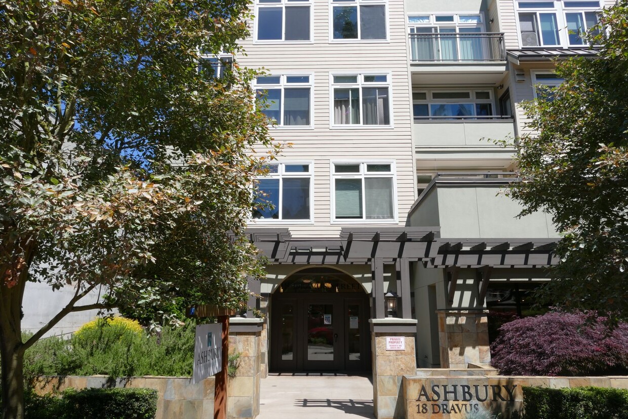 Foto principal - Newer 1 Bedroom Condo in Great Lower Queen...