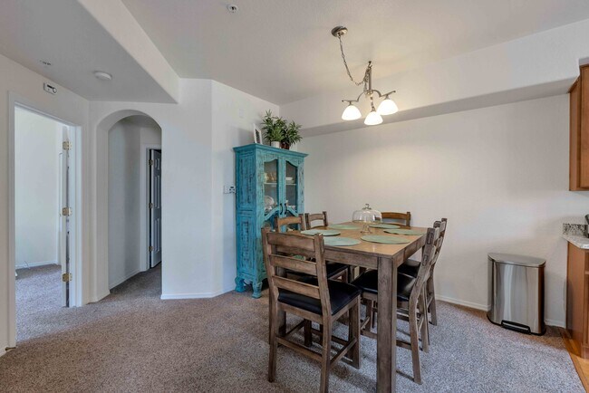 Comedor - 16372 E Fremont Ave