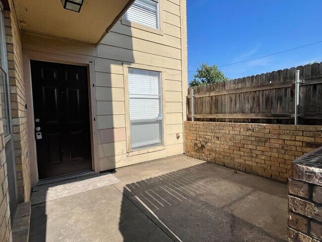 Building Photo - Cozy 2 Bedroom Townhome for rent in North ...
