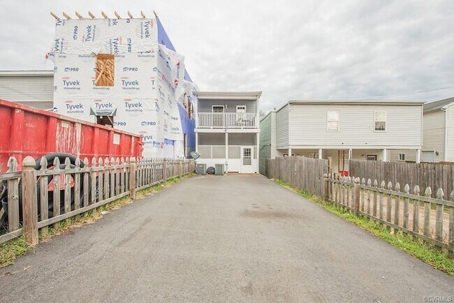 Foto del edificio - Newly Renovated 4 Bedroom | 4 Bath With Private Parking | Upper and Lower Covered Porches!