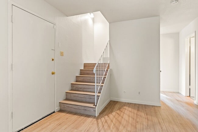 Foto del edificio - Large 3BD Townhome Style Apartment w/ Brand New Flooring in Hayward