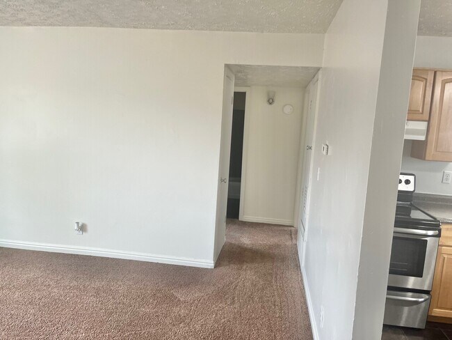 Building Photo - 610 S 200 E  4 Plex