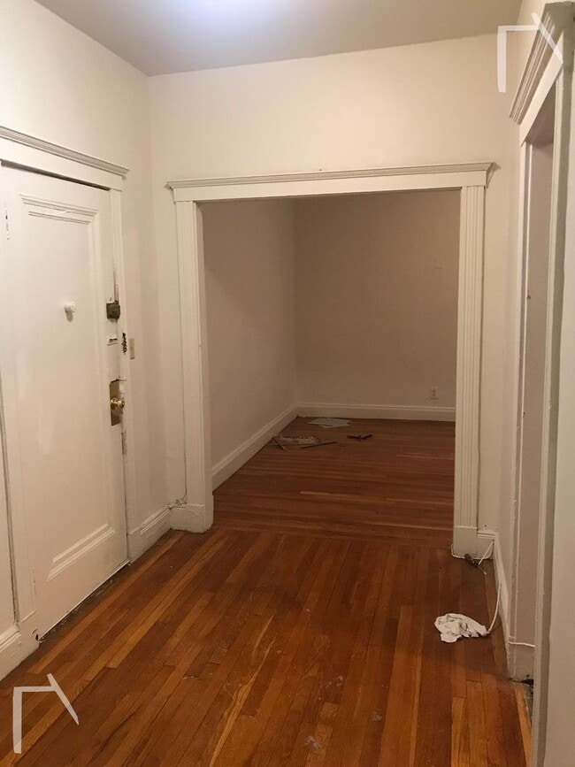 Building Photo - HUGE Sunny 2 Bed split, Cleveland Circle Utilities INC, Laundry, Price lowered 11.1 or 12.1 or 1.1