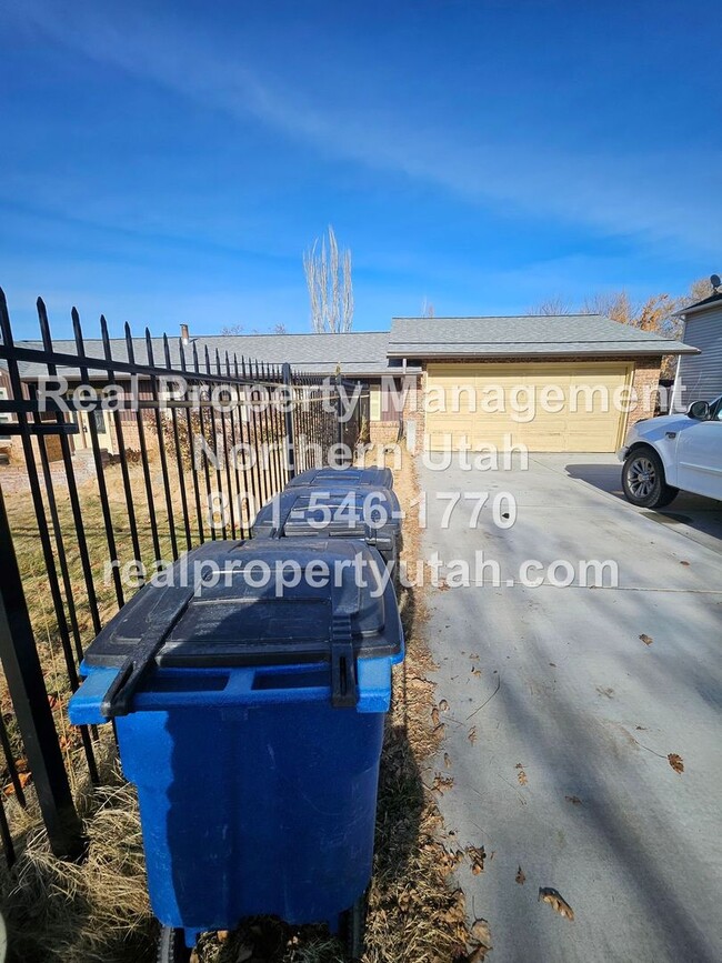 Building Photo - 4 Bedroom 2 Bath Duplex- Main Level Availa...