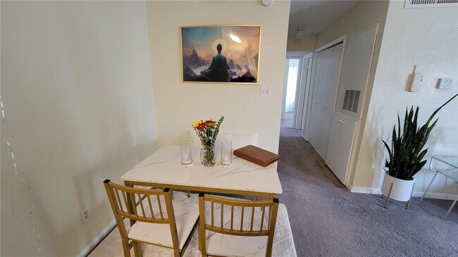 Foto del edificio - 4400 Thornbriar Ln