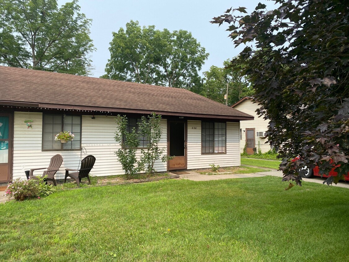 220 Washington St, South Lyon, MI 48178 Townhome Rentals in South