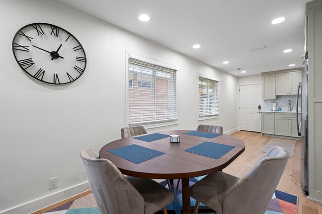 Foto del edificio - 6501 Ravendale Ln