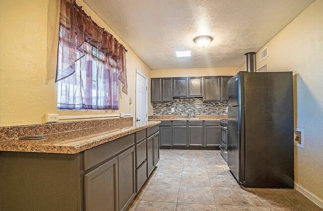 Building Photo - 10316 Hollyhock Dr