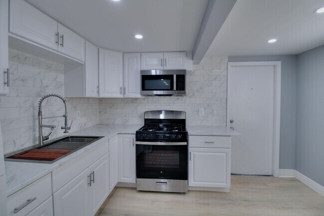 Foto del edificio - 236 N Oleander Ave