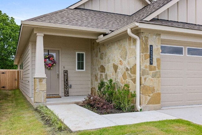Building Photo - 1125 Elise Ave