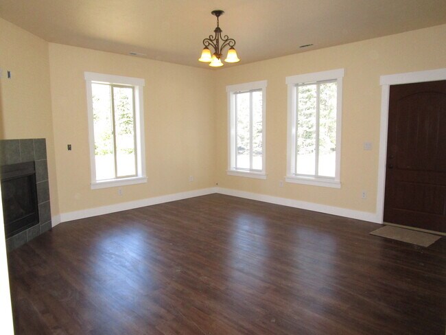Building Photo - 125 Emerald Dr