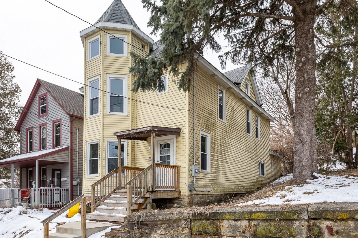 615 Caledonia Pl, Dubuque, IA 52001 House Rental in Dubuque, IA