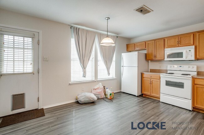 Building Photo - Cozy 2 bed, 1.5 Bath Townhome with Fenced ...