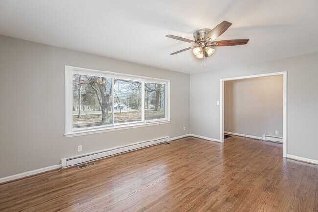 Building Photo - Updated Brick Ranch, Hardwoods, New Window...