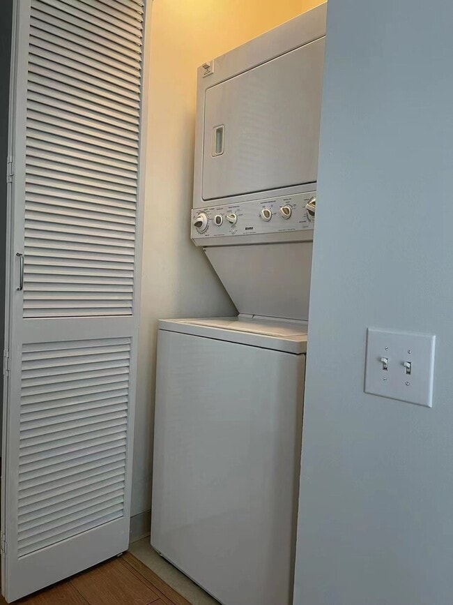 Building Photo - 210 S Desplaines St