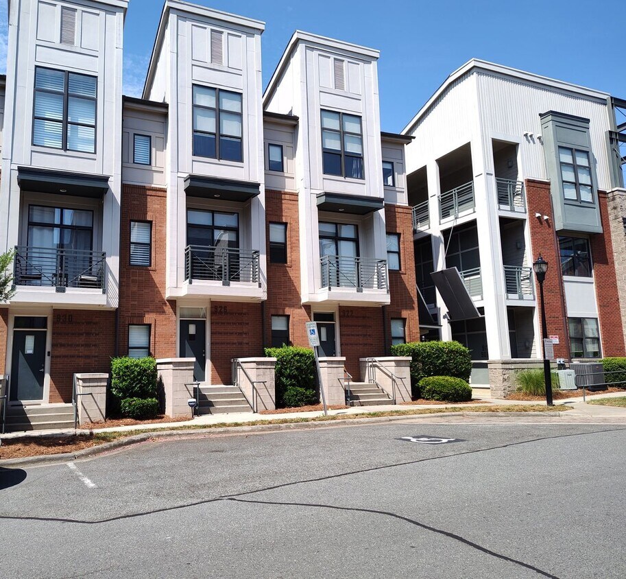 Foto principal - Modern townhome located in the M Complex c...