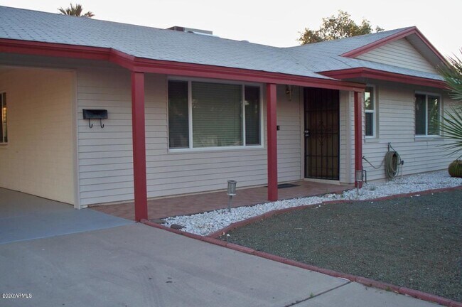 Foto del edificio - 10772 W Crosby Dr