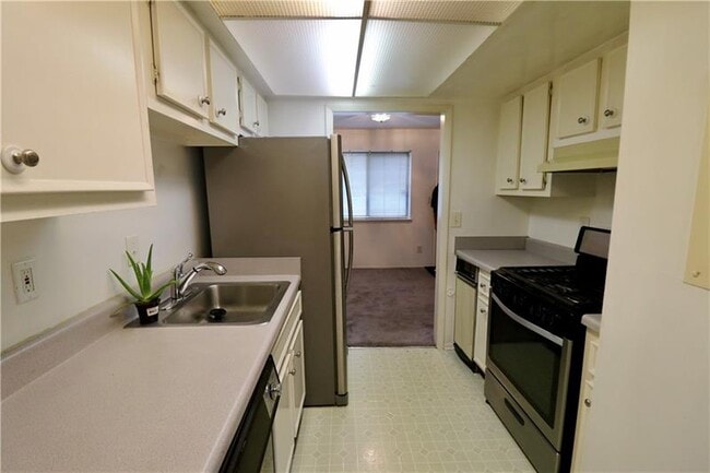 Building Photo - 6300 Holcomb Way
