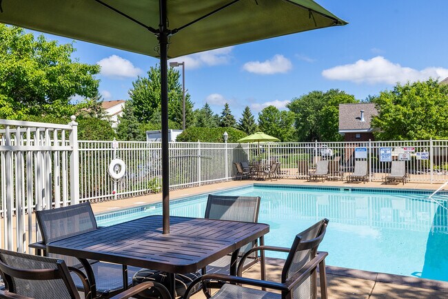 Acogedora zona de piscina al aire libre - Avana Maple Grove