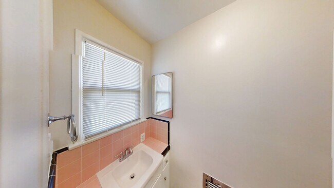 Foto del edificio - 3 bed 1.5 bath house + Studio Apt