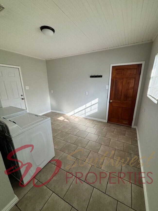 Foto del edificio - Spacious 4 Bedroom Home with Park-Like Backyard!