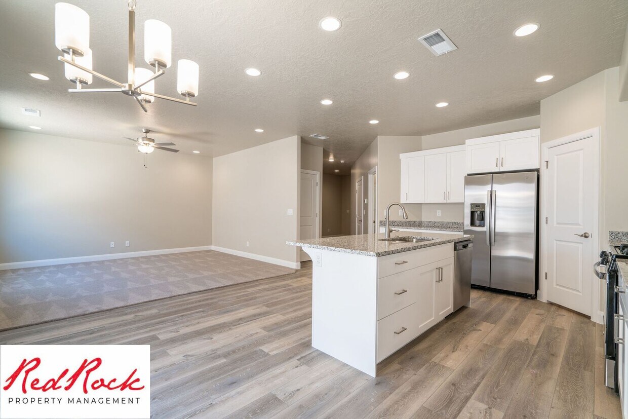 Foto principal - 4 Bedroom, 2.5 Bathroom Townhome in Hurric...