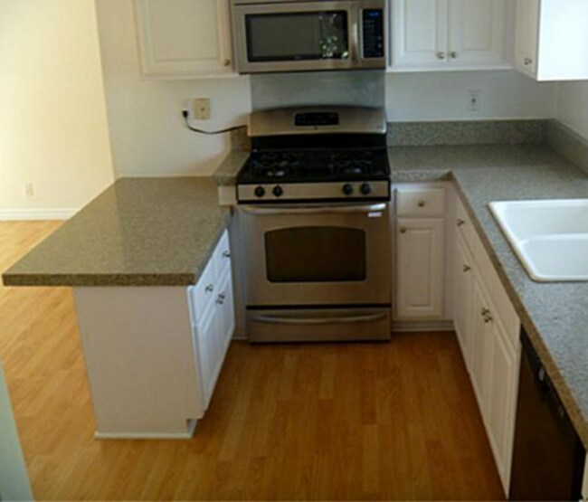 Building Photo - Welcome home to this 2 story end unit 3 bedroom 2 bath located in the heart of Irvine