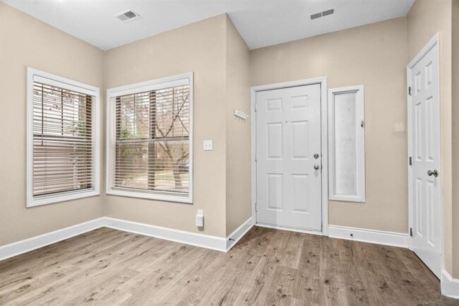 Foto del edificio - 6121 Sunpointe Dr