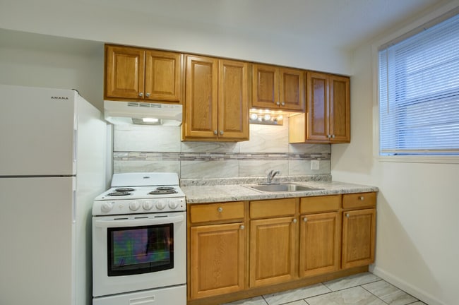 Building Photo - 4837 Cadieux Rd