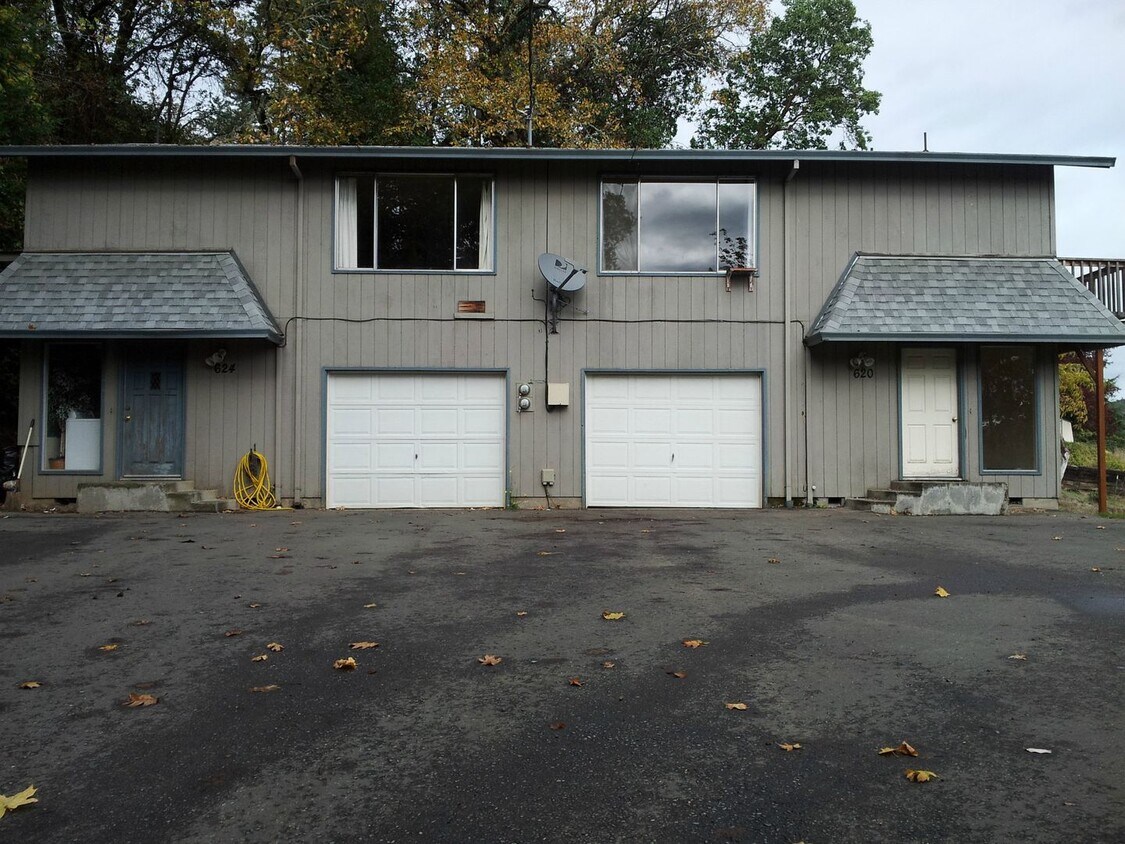 3 Bedroom 1 Bath Duplex with Garage Townhome Rentals in Roseburg OR