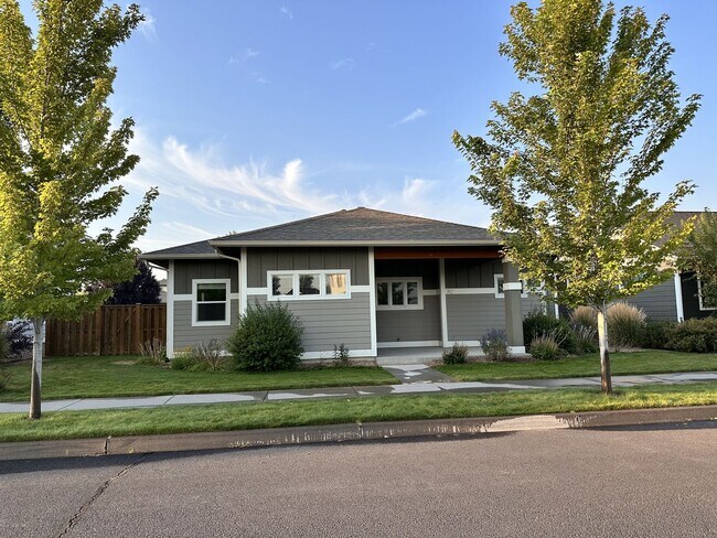 Building Photo - 742 NE Union Loop