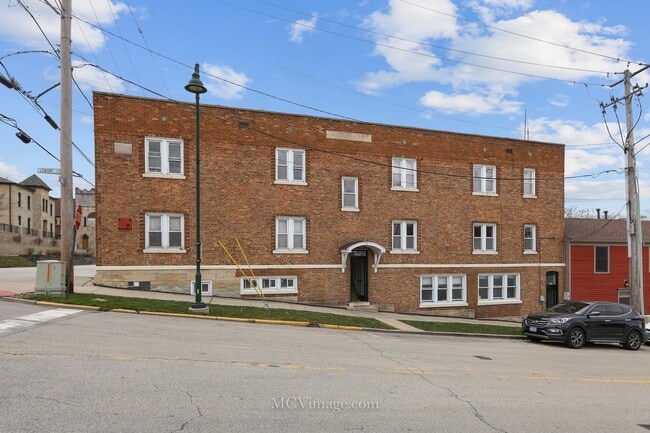 Building Photo - 226 E Illinois St
