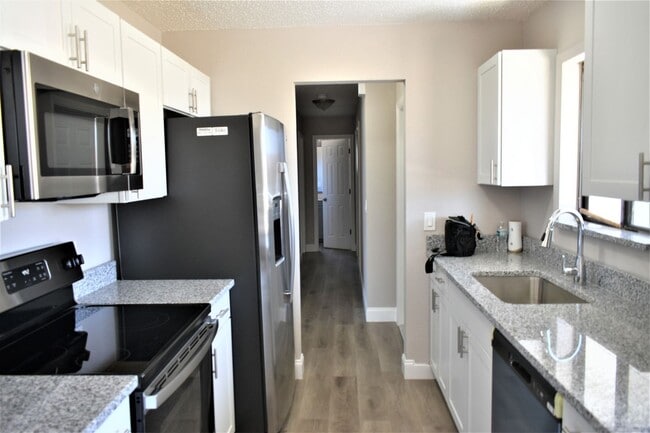 Building Photo - 3 br, 2 bath House - 5032 Chaves Circle