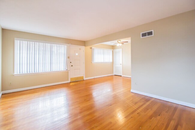 Foto del edificio - Lovely Large 3 Bedroom 1 1/2  Bath Ranch Style Home