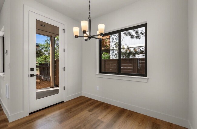 Foto del edificio - Pristine BRAND NEW Modern 2-bd/2-bath Condo in Redmond, OR!