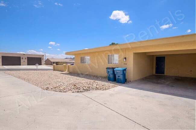 Foto del edificio - LARGE 3 BEDROOM DUPLEX