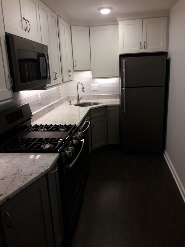 Kitchen - 575 Thayer Ave #501