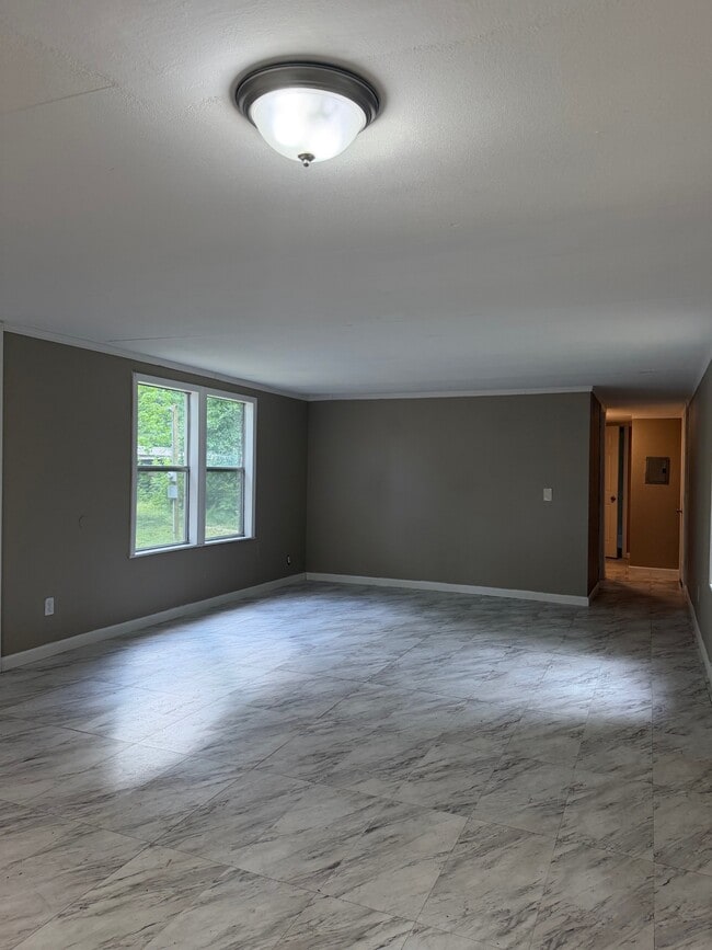 Building Photo - 10 Lakeview Dr
