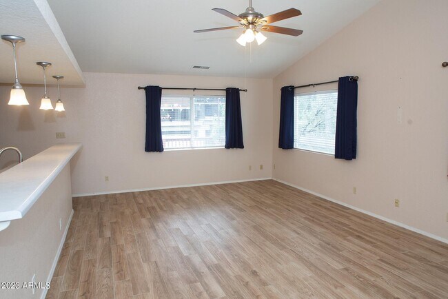 Zona de estar en la sala principal - 1003 N Matterhorn Rd
