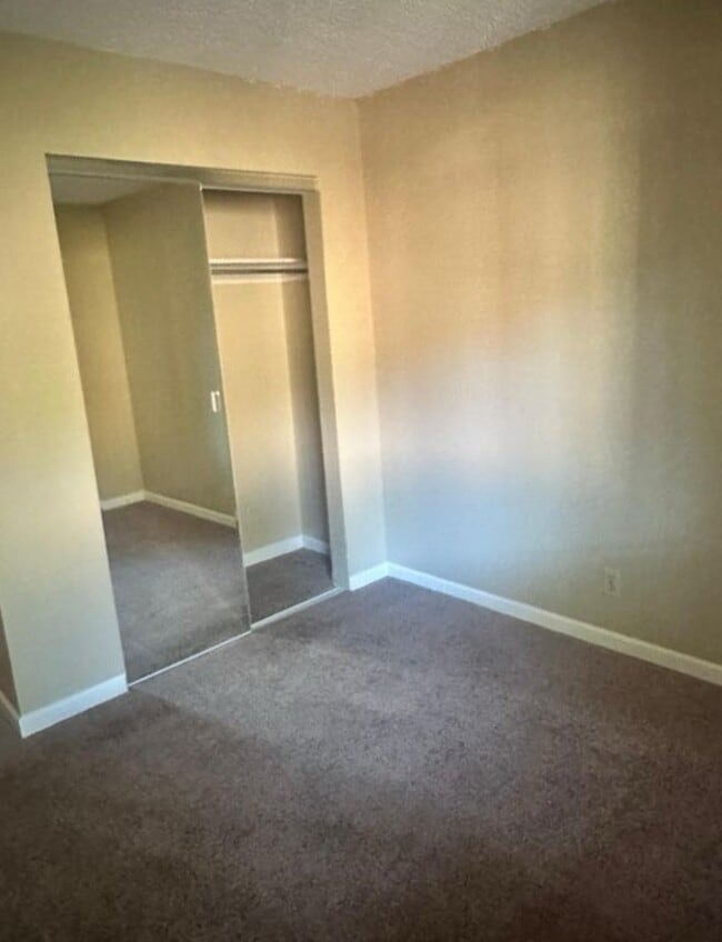 Building Photo - Available now! Great Condo in Great Location!