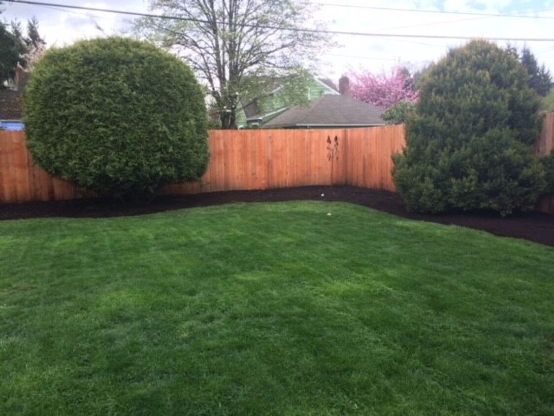 Building Photo - Pet Friendly 3 bedroom 2 bath home with a ...