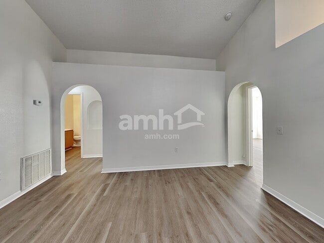 Foto del edificio - 7251 Lawn Tennis Ln