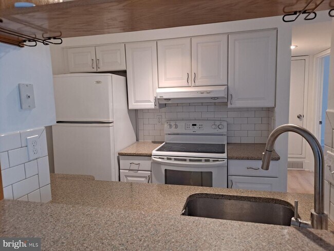 Foto del edificio - 5821 Royal Ridge Dr