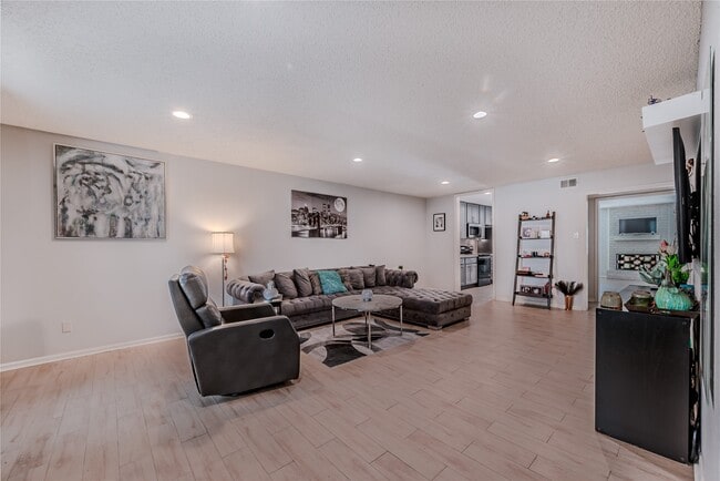 Foto del edificio - 14228 Misty Meadow Ln