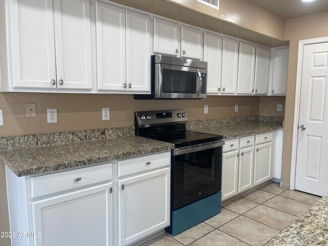 Building Photo - 1466 Holiday Dr