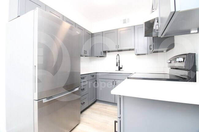 Foto del edificio - 745 W McMurray Blvd