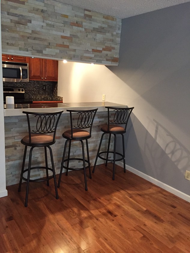 Kitchen/Bar - 300 Lozes Ave