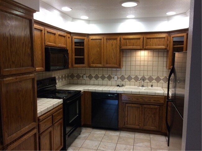 Building Photo - 3 Bedroom 2 Bath Home in Davis